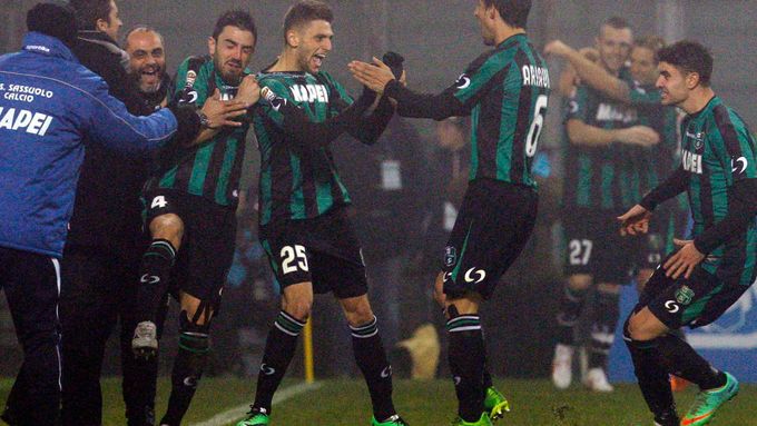 Domenico Berardi se raduje se svými spoluhráči ze svého čtvrtého gólu do sítě AC Milán.