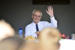 Přímý přenos: Zeman končí návštěvu jižní Moravy. Poznamenala ji nehoda Kruliše v policejním BMW