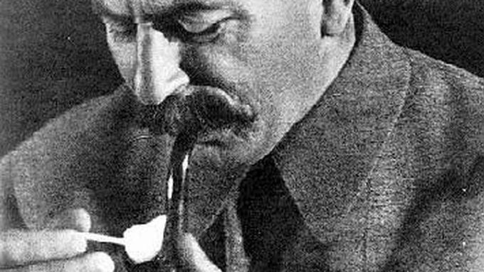 Jeden z největších krutovládců světových dějin sovětský diktátor J.V.Stalin. Co si o něm myslí současní čeští komunisté, kteří získali vliv v krajích? Na to odmítají odpovědět
