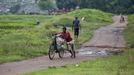 A local man carries sacks of coal on his bicycle taken from open coal field at Dhanbad district in the eastern Indian state of Jharkhand September 19, 2012. With oil and gas output disappointing and hydropower at full throttle, Asia's third-largest economy still relies on coal for most of its vast energy needs. About 75 percent of India's coal demand is met by domestic production and, according to government plans, that won't change over the next five years. Picture taken September 19, 2012. To match INDIA-COAL/ REUTERS/Ahmad Masood (INDIA - Tags: BUSINESS EMPLOYMENT ENERGY SOCIETY ENVIRONMENT) Published: Říj. 21, 2012, 10:16 odp.