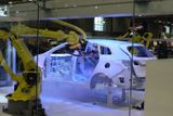Automobilky Škoda a Hyundai spolu soupeří o pozornost návštěvníků i jinak. Korejská značka například přivezla ze severomoravské továrny v Nošovicích svařovací roboty.