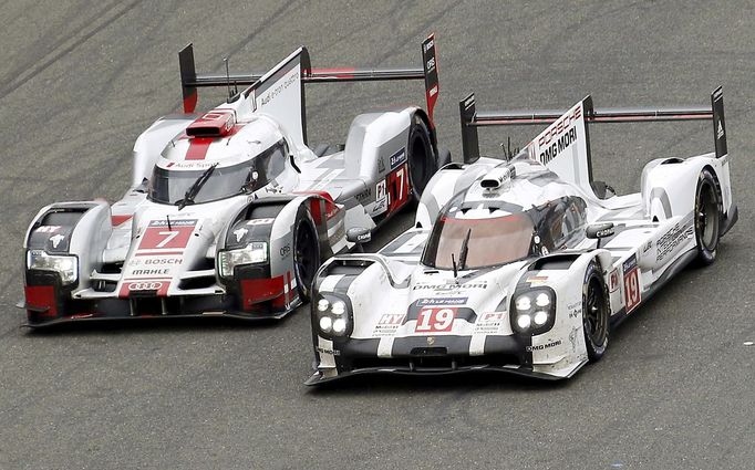 Audi R18 e-tron quattro (Marcel Fässler) a Porsche 919 Hybrid (Nick Tandy) v Le Mans 2015