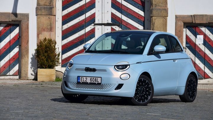 Dolce vita elettrica. Dejte na herce DiCapria, nový elektrický Fiat 500e se povedl; Zdroj foto: Martin Přibyl