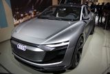 V útrobách Audi šumí dokonce tři elektromotory. Ujet na jedno nabití by mělo ale stejně jako Vision E 500 km. Vyrábět se začne už příští rok.