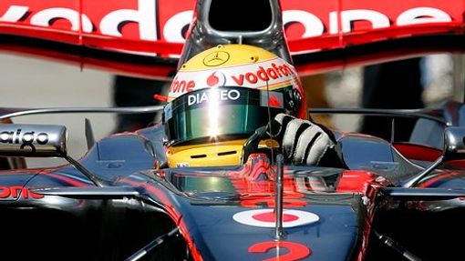 Lewis Hamilton řídí svůj McLaren při tréninku na Vlekou cenu Turecka.
