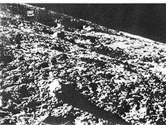 Moře lavas v oceánu procellarum na povrchu Měsíce. První fotografie, pořízené kdy v historii z jeho povrchu, poslala na zem ruská sonda Luna 9