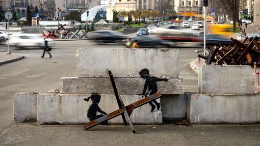 Na domech poničených ruskými útoky na Ukrajině se objevily graffiti od britského umělce Banksyho.