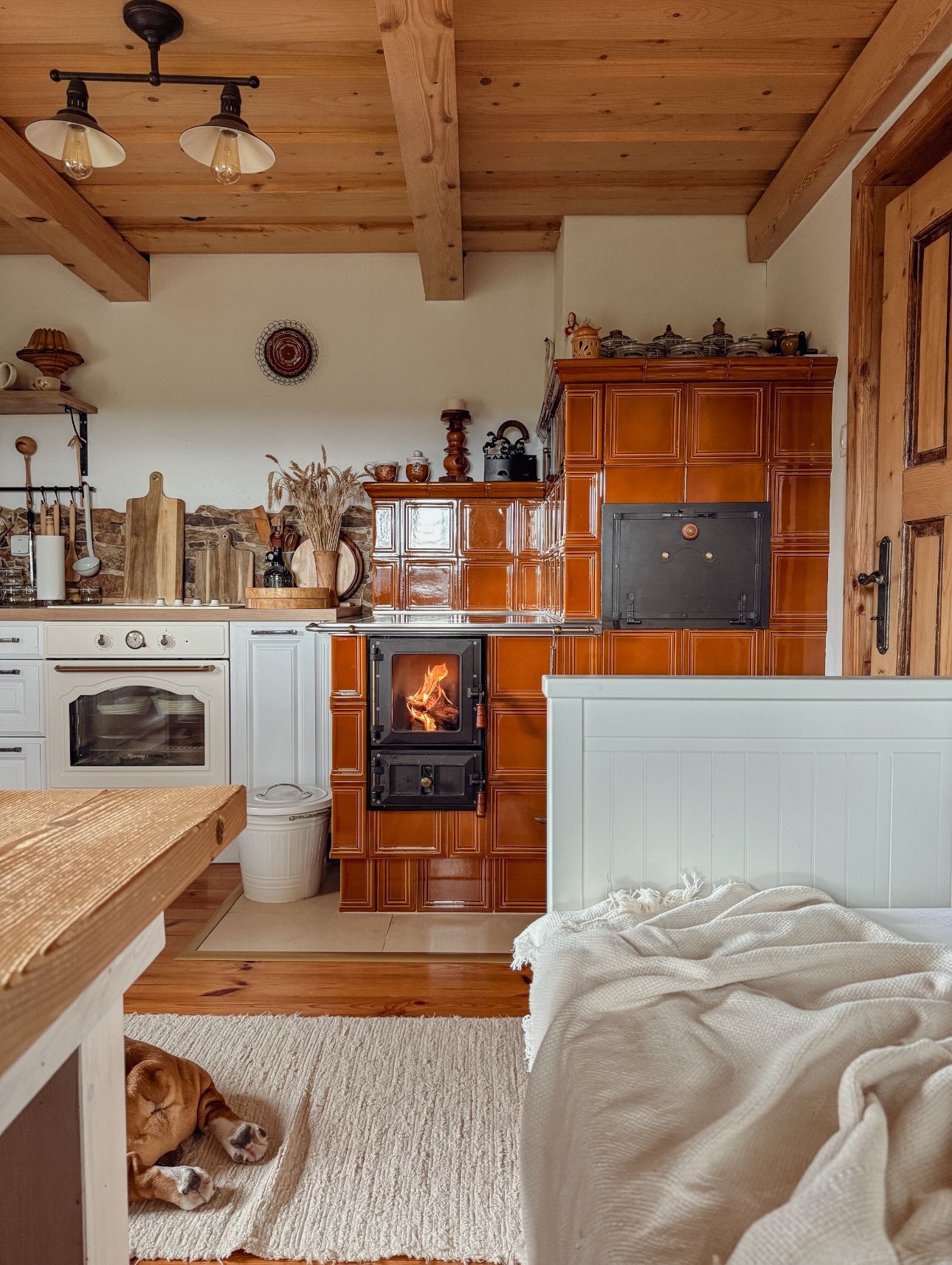 chalupa, les, bydlení, příběh, interiér, exteriér, příroda, chata