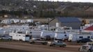 An RV camp for oil industry workers is seen outside Watford, North Dakota, October 20, 2012. Thousands of people have flooded into North Dakota to work in state's oil drilling boom. Picture taken October 20, 2012. REUTERS/Jim Urquhart (UNITED STATES - Tags: ENERGY BUSINESS EMPLOYMENT REAL ESTATE) Published: Říj. 22, 2012, 1:41 odp.