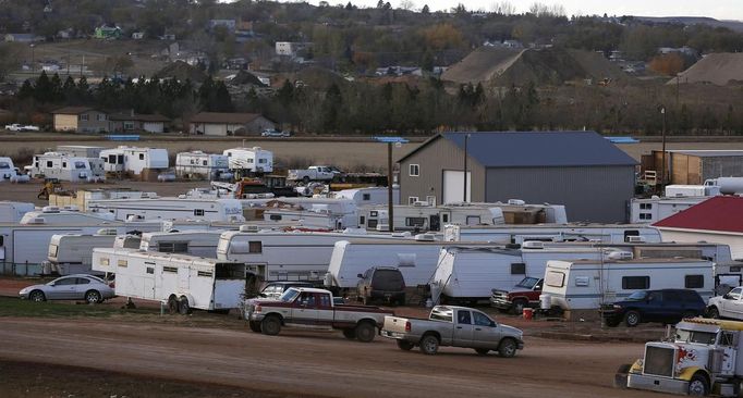 An RV camp for oil industry workers is seen outside Watford, North Dakota, October 20, 2012. Thousands of people have flooded into North Dakota to work in state's oil drilling boom. Picture taken October 20, 2012. REUTERS/Jim Urquhart (UNITED STATES - Tags: ENERGY BUSINESS EMPLOYMENT REAL ESTATE) Published: Říj. 22, 2012, 1:41 odp.