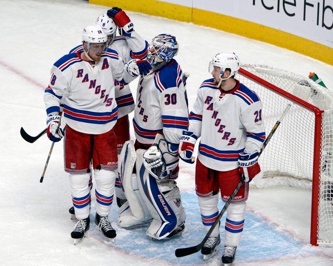 Hokejisté New Yorku Rangers se radují z druhé výhry nad Montrealem