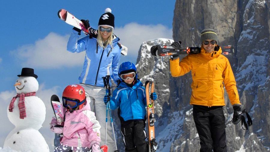 Itálie, Val di Fiemme  Českými turisty nejnavštěvovanější italské lyžařské středisko Val di Fiemme nabízí širokou paletu sjezdařských terénů s propracovaným systémem zasněžování. Nechybí zde ani speciální snowboardové sjezdovky a celkem 150 km běžeckých tratí. Výhodou je, že v rámci platnosti skipasu jsou běžně zahrnuty bazény, bruslení, noční lyžování a samozřejmě skibus. Ve ski areálu lze sehnat ubytování v luxusních hotelech i apartmánech za rozumné ceny. I když je areál vzdálený z Česka zhruba 700 km, cesta po dálnici je rychlá a pohodlná.