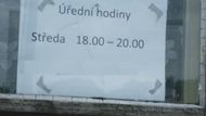 Pravda, úřední hodiny nejsou nejrozsáhlejší, ale co by obyvatelé i některých velkoměst dali za tuto pozdní večerní dobu. V Xaverově si na návštěvu zdejšího úřadu dovolenou brát nemusejí.