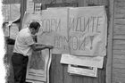 Dobový snímek vyvěšování agitačního plakátu (Agresoři jděte domů!), který byl pořízen během srpnové okupace v roce 1968.