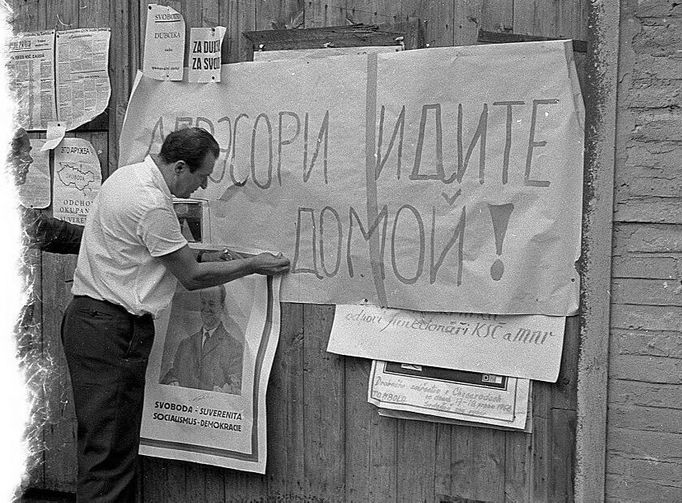 Dobový snímek vyvěšování agitačního plakátu, který byl pořízen během srpnové okupace v roce 1968.