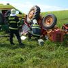 Traktor zavalil na louce řidiče