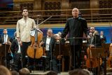 Na snímku z nedělního zahajovacího koncertu Dvořákovy Prahy jsou sólista Dvořákova violoncellového koncertu Kian Soltani a dirigent Christoph Eschenbach.