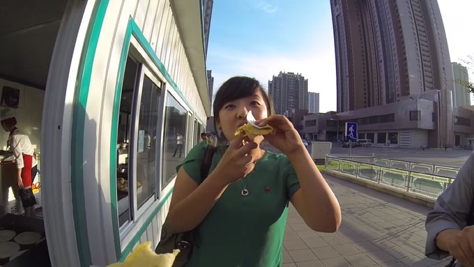 Podívejte se na video singapurského youtubera - tady natáčel o pouličním jídle v KLDR.