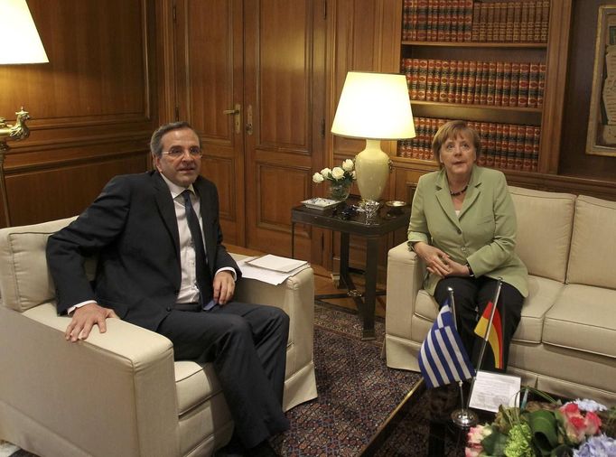 Greece's Prime Minister Antonis Samaras (L) and Germany's Chancellor Angela Merkel attend a meeting at the Maximos mansion in Athens, October 9, 2012. Merkel makes her first visit to Greece since the eurozone crisis began here three years ago. Her five-hour stop is seen by the government as a historic boost for the country's future in Europe's shared currency, but by protesters as a harbinger of more austerity and hardship. REUTERS/Thanassis Stavrakis - POOL (GREECE - Tags: POLITICS BUSINESS) Published: Říj. 9, 2012, 12:12 odp.