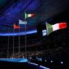 Řecká, čínská a italská vlajka vlají v rámci slavnostního zakončení ZOH 2022 v Pekingu