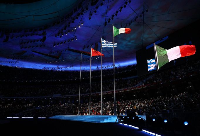 Řecká, čínská a italská vlajka vlají v rámci slavnostního zakončení ZOH 2022 v Pekingu