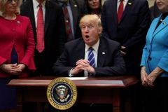 Fiasko se zdravotní reformou silně ohrožuje Trumpovy plány. Prezident USA hledá pomoc u opozice