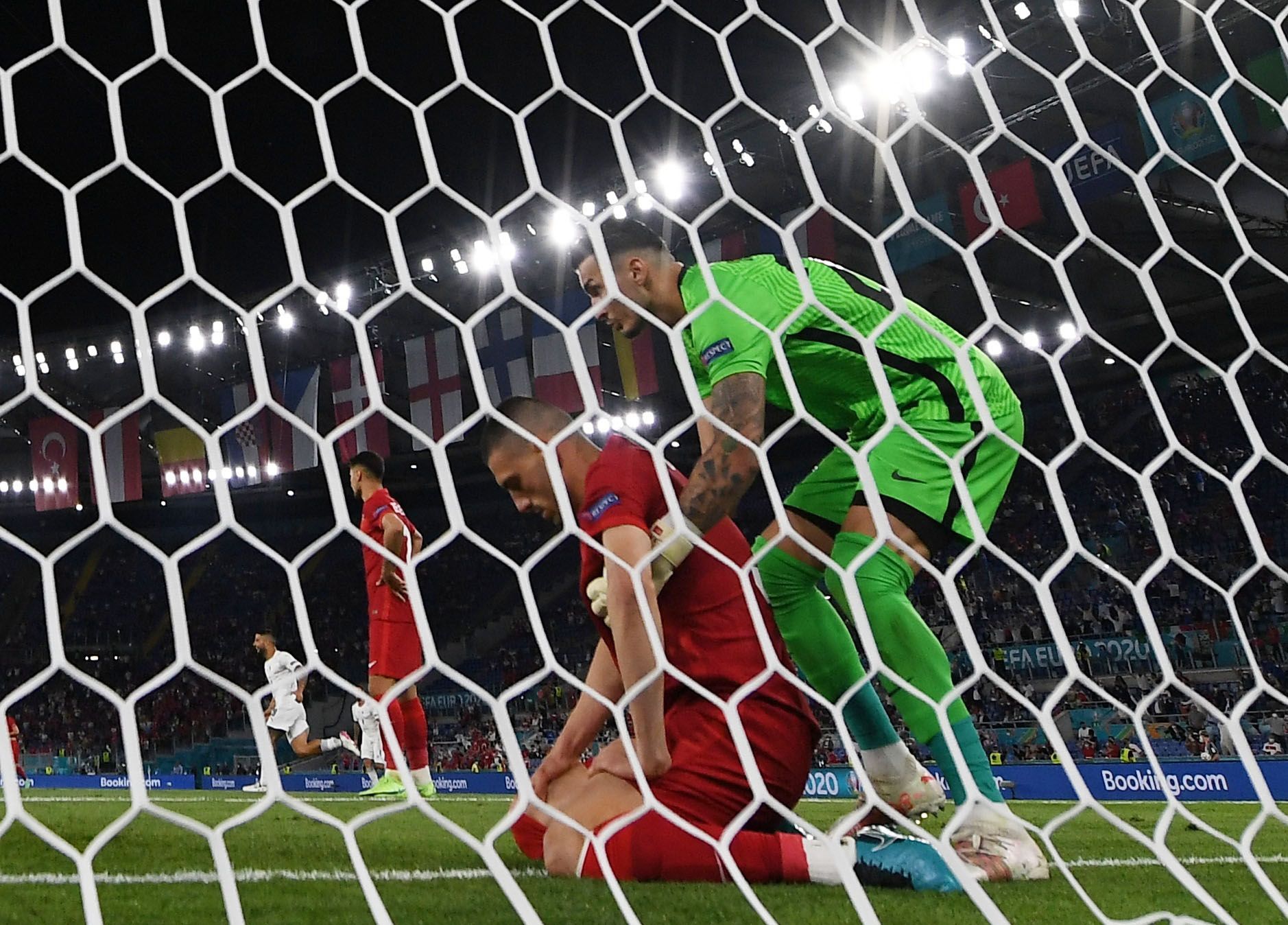 Zničený Merih Demiral poté, co dal vlastní gól v zápase Turecko - Itálie na ME 2020