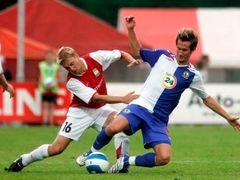 Toni Huttunen a David Dunn - Myllykosken Pallo vs. Blackburn Rovers (2. předkolo Poháru UEFA)