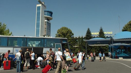 Passengers walk at Bulgaria's Burgas airport in this August 3, 2007 file photo. An explosion in a bus carrying Israeli tourists which killed at least four and injured dozens at the Bulgarian airport of Burgas on July 18, 2012 was a deliberate attack, national radio BNR quoted Interior Minister Tsvetan Tsvetanov as saying. Picture taken August 3, 2007. REUTERS/Nadezda Chipeva/Files (BULGARIA - Tags: DISASTER TRANSPORT)