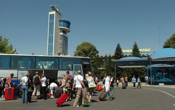 Passengers walk at Bulgaria's Burgas airport in this August 3, 2007 file photo. An explosion in a bus carrying Israeli tourists which killed at least four and injured dozens at the Bulgarian airport of Burgas on July 18, 2012 was a deliberate attack, national radio BNR quoted Interior Minister Tsvetan Tsvetanov as saying. Picture taken August 3, 2007. REUTERS/Nadezda Chipeva/Files (BULGARIA - Tags: DISASTER TRANSPORT)