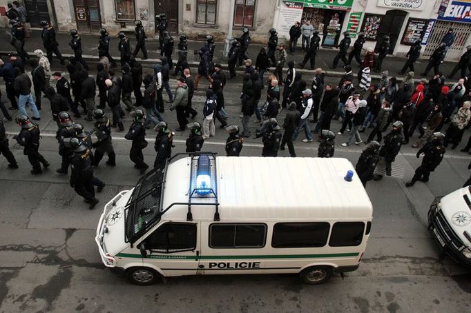 Průvod míří k židovské synagoze. Neonacistů se u plzeňského autobusového nádraží sešlo jen asi 150. Policejní doprovod byl podstatně početnější.