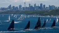 Australská jachta Wild Oats XI, jíž šéfuje skipper Mark Richards, útočí na sedmý triumf. Také krátce po startu letošního závodu se dostala hned do čela.