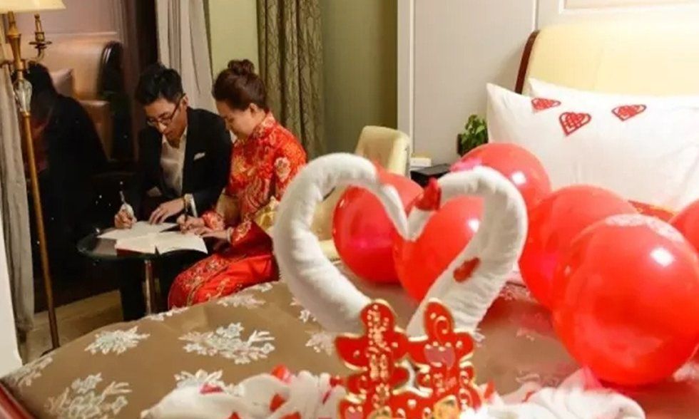 Novomanželé  Li Yunpeng a Chen Xuanchi