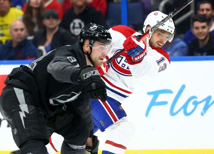 NHL 2019/20, Tampa Bay - Montreal: Erik Černák (v černém) a Max Domi.