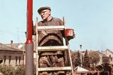 Muž provádí lakýrnické práce na lampě veřejného osvětlení v Novohradské ulici ve městě Lučenec. Rok 1963.