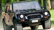 Lamborghini LM002 (1986-1993) - Italům se to povedlo. Dnes se výrobci super drahých aut pouští do stavby SUV. Chystá ho Rolls-Royce a na silnicích už jezdí Bentley Bentayga s dvanáctiválcem. Předběhl ho ale tento model poháněný dvanáctiválcem ze supersportu Lamborghini Countach. Vzniklo ale jen 328 exemplářů, které jsou dnes extrémně ceněným sběratelským artiklem.