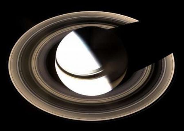 Saturn vesmír