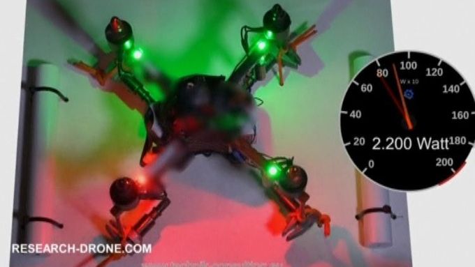 Bezpilotní stroj, který sestavili inženýři z Mnichova, utvořil světový rekord jako nejrychleji stoupající dron. Sto metrů pokořil za 3,871 sekundy.