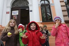 Děti z českých domovů poznaly život v chudobě