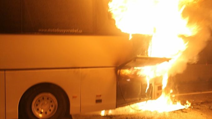 Snímek českého autobusu, který pořídili rakouští hasiči zasahující na místě.