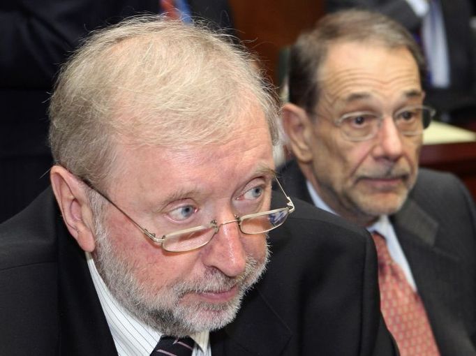 Slovenia's Foreign Minister Dimitrij Rupel and European Union (EU) foreign policy chief Javier Solana (R) attend an EU foreign ministers council in Brussels February 18, 2008. The EU appealed for calm in the Balkans and unity in Europe as foreign ministers met on Monday to consider the bloc's reaction to Kosovo's secession from Serbia. REUTERS/Francois Lenoir (BELGIUM)