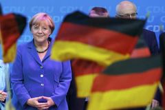 Merkelová drtivě vyhrála, absolutní většina ji ale unikla