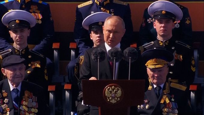 "Proti naší vlasti byla rozpoutána skutečná válka," prohlásil ruský prezident Vladimir Putin na vojenské přehlídce.