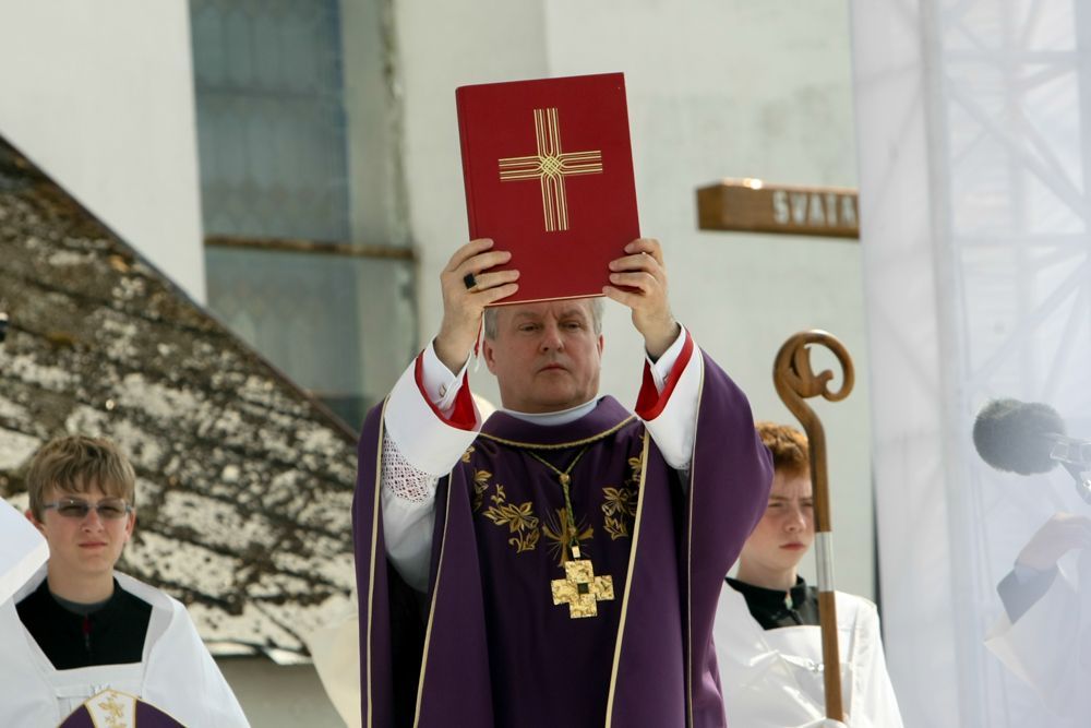 Mše v Číhošti k příležitosti uložení ostatků Toufara do místního kostela