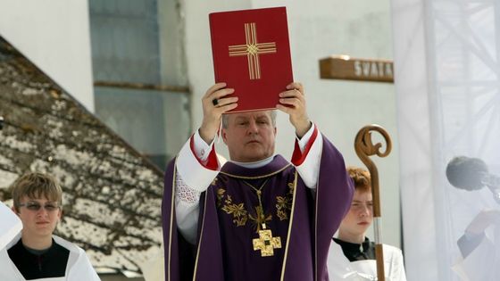 Obrazem: Číhošť se velkolepě rozloučila s umučeným knězem