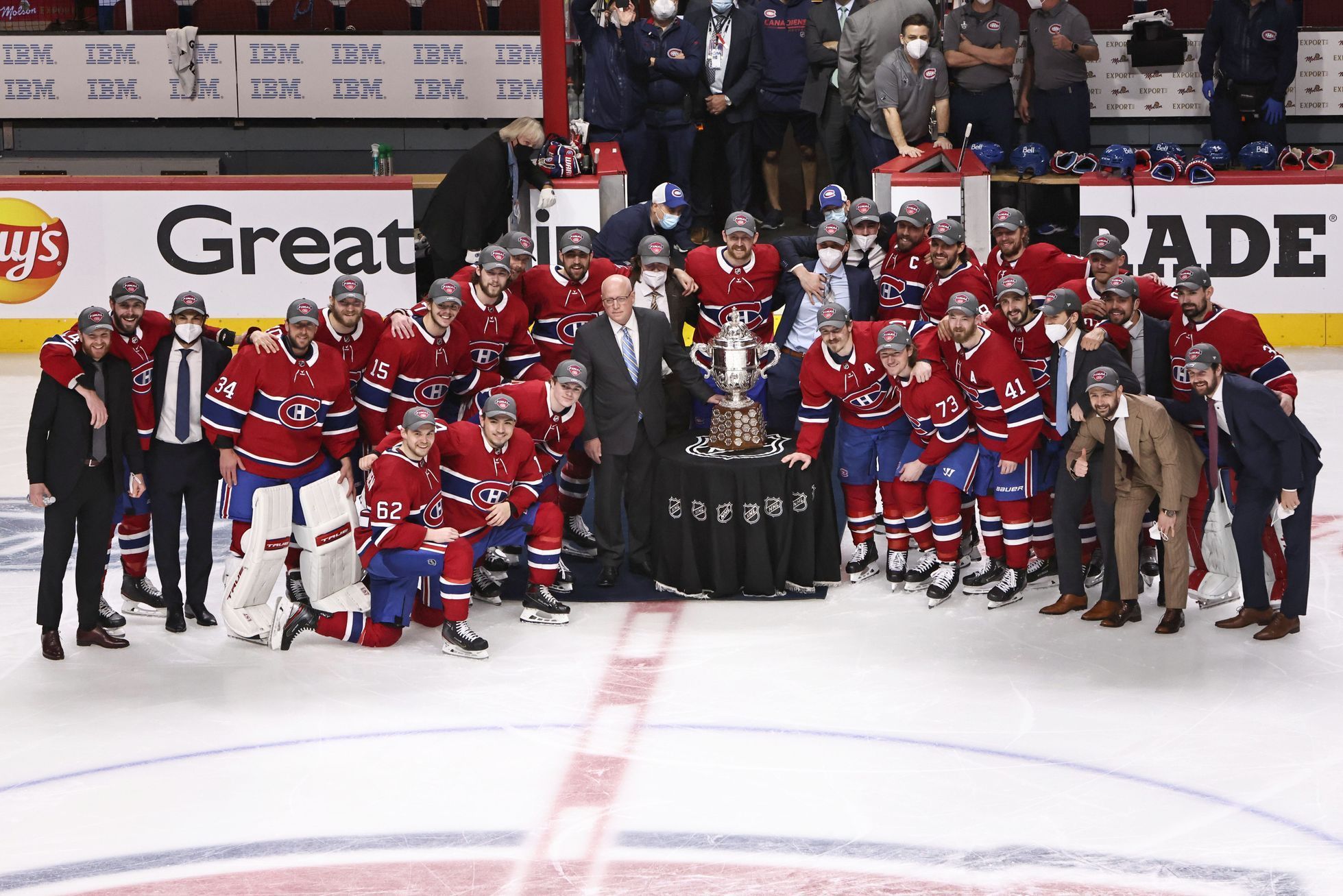 hokej, NHL 2021, Montreal Canadiens pózují s Clarence S. Campbell Bowl pro vítěze Západní konference NHL