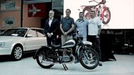 Motorku mu předali v prostorách galerie Engine (zleva) Radek Pokorný, majitel Enginu, Radek Uhlíř, majitel sbírky motocyklů, která se na Veteran Mania představila, a současně také původní majitel výherní ČZ a Jaroslav Vavřina, majitel pražského dealerství značky Harley-Davidson, který se také podílel na organizaci výstavy motorek na střechách Křižíkových pavilonů.