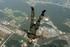 Americký parašutista seskočil bez padáku ze 7,6 kilometru. Překonal dosavadní světový rekord