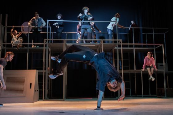Regisseurin Adéla Stodolová beschäftigt sich seit langem mit Bewegungstheater. In Krajina 0 kombiniert er Drama mit szenischem Tanz oder Parkour.