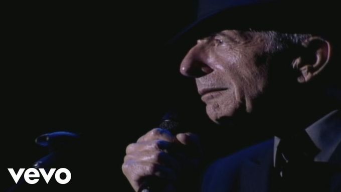 Leonard Cohen recituje báseň A Thousand Kisses Deep na koncertě v Londýně.